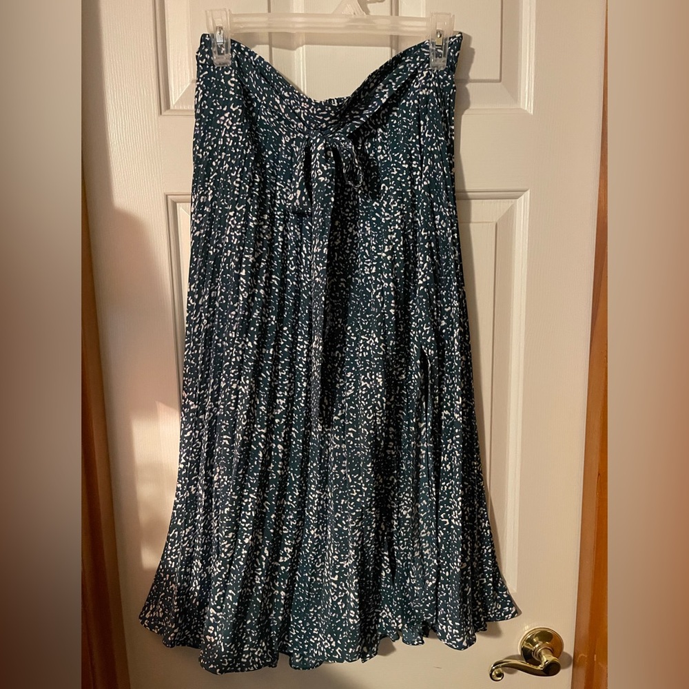 Pleated long polyester skirt with side slit and fabric belt
